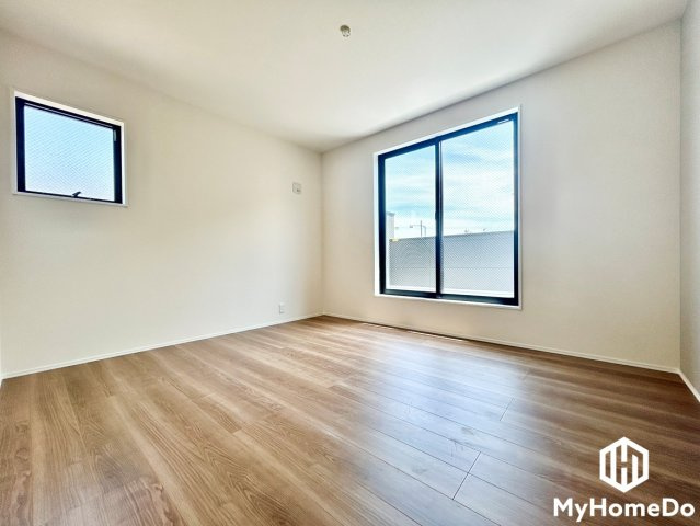 北区西味鋺5丁目の洋室|バルコニー越しの景色が楽しめる洋室で、ゆとりのある生活を。