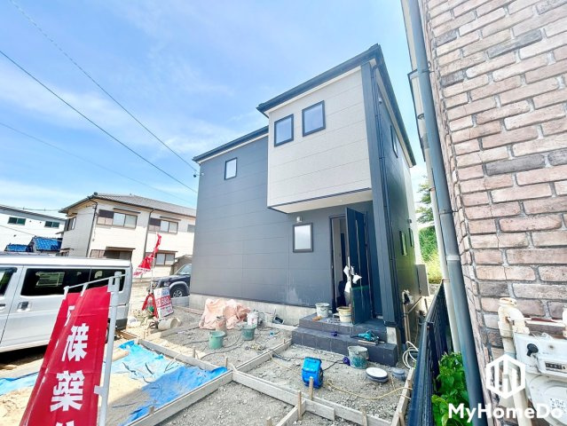 北区西味鋺5丁目の外観|玄関先に屋根のついた空間があるので外出前や雨の日の準備も便利。