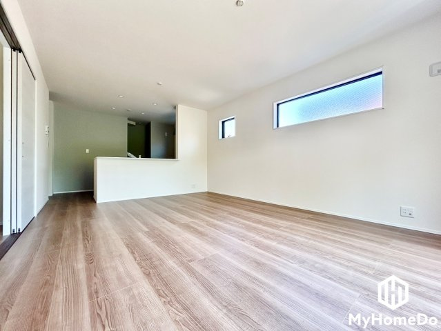 北区西味鋺5丁目の居間・リビング|高窓付きでプライバシーを確保しつつ光を取り込むことができます。