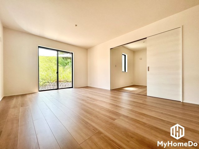 北区西味鋺5丁目の居間・リビング|明るい光の差し込むLDKはゆったりとした家族団欒の場に。				