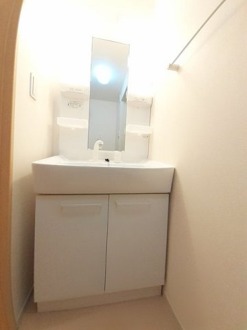 コッティ鳴門の洗面所|明るい洗面所です