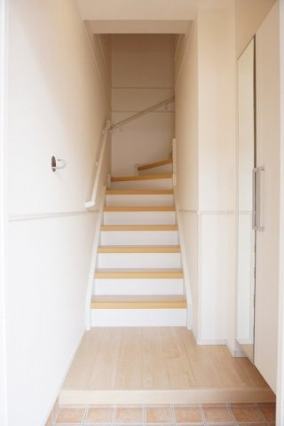 エトワール沖洲Ａの玄関|収納もある玄関です