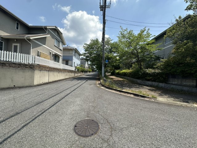 菖蒲が丘1丁目の前面道路含む現地写真