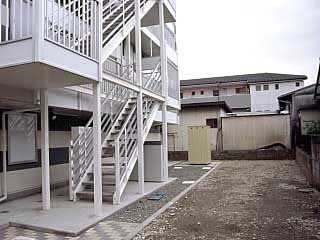 レオパレスブルーパークのエントランス