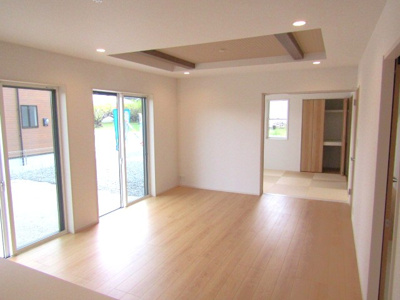 【居間・リビング】 | ブルーミングガーデン南アルプス市山寺　2号棟 | こちらの居間で趣味の時間をお楽しみください
