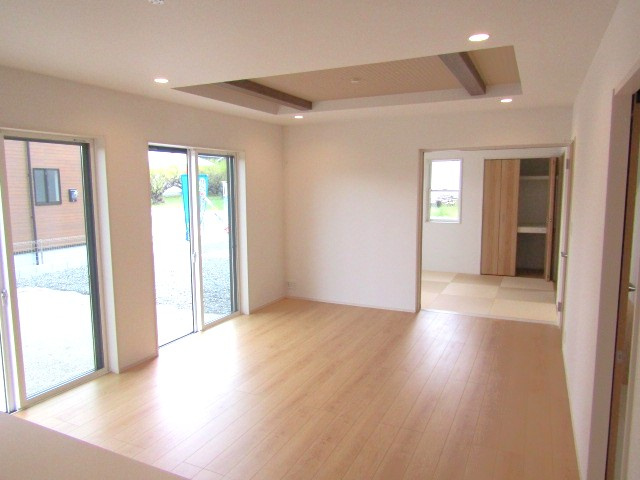 【居間・リビング】 | ブルーミングガーデン南アルプス市山寺　2号棟 | こちらの居間で趣味の時間をお楽しみください