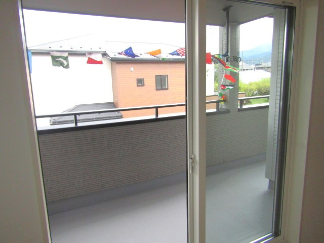 【バルコニー】 | ブルーミングガーデン南アルプス市山寺　2号棟 | 暖かな日差しのふりそそぐバルコニー