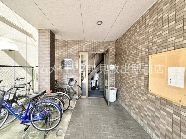 東大阪市稲田新町２丁目の賃貸マンションのエントランス
