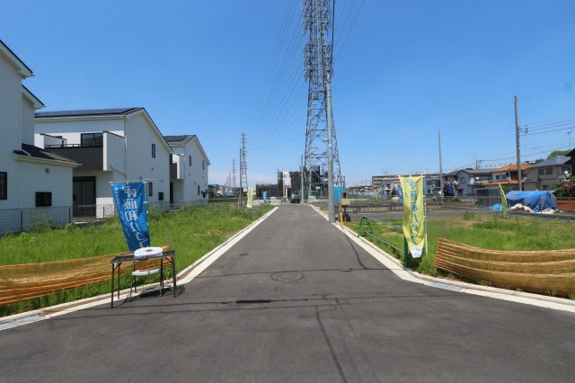 【Ville Clair】若葉町－立川106期-全８棟の外観|キッチンから見渡せるリビングダイニングで、お料理中も会話が弾みます　