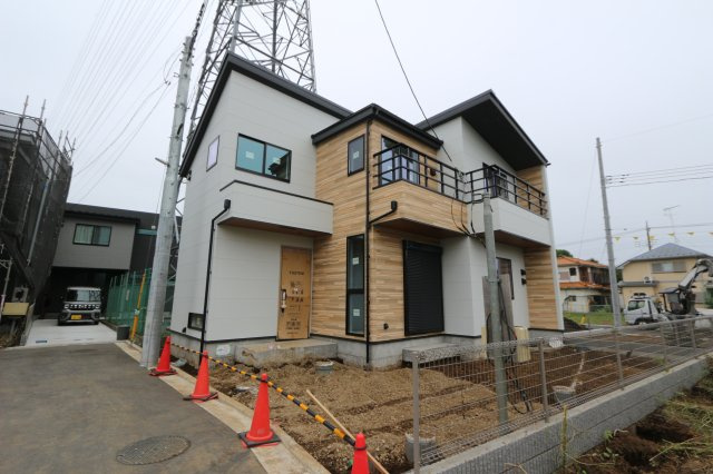 【Ville Clair】若葉町－立川106期-全８棟の外観|キッチンから見渡せるリビングダイニングで、お料理中も会話が弾みます　
