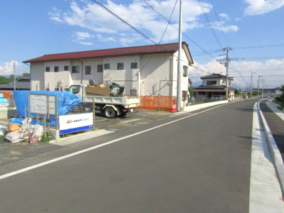 【前面道路含む現地写真】 | ブルーミングガーデン南アルプス市山寺　3号棟 | 前面道路含む現地写真です