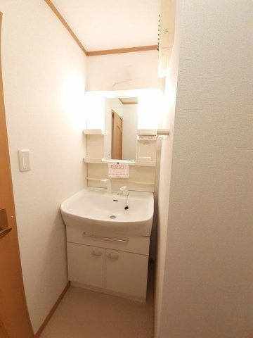 ハピネス村山　Ａの洗面所|忙しい朝には欠かせない洗面所です