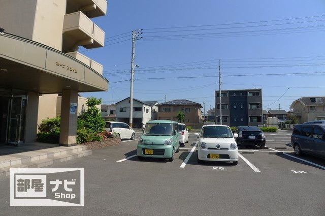 ホープスエイシの駐車場
