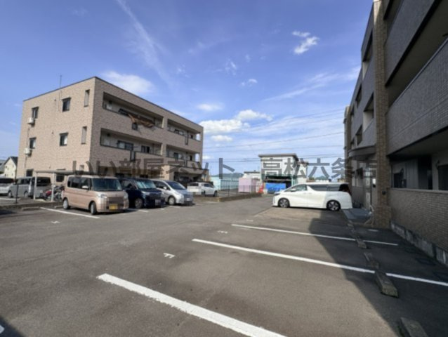 カサデル フェレオの駐車場