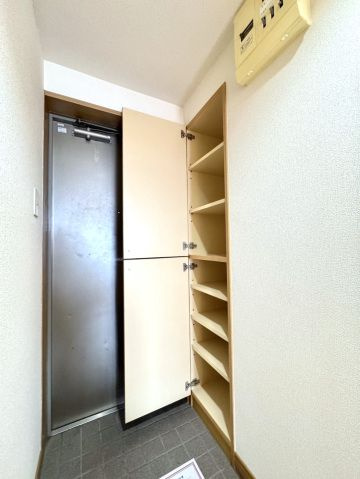レジデンスＭの玄関