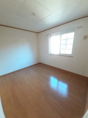 グレイスフルＢの内装|明るい室内です