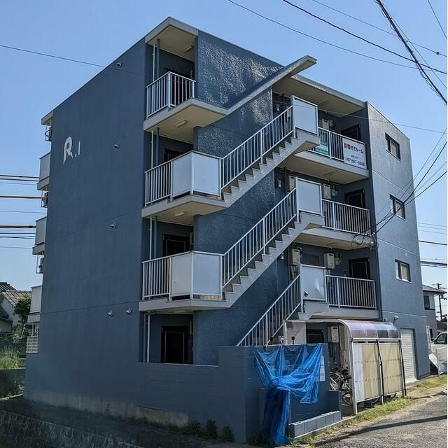 Rビルの外観