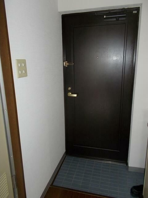 Rビルの玄関