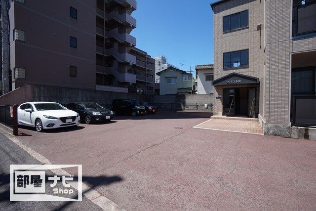 フィネス多賀の駐車場