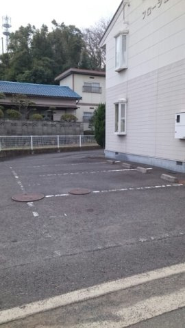 フローラ・国分寺Ａの駐車場|車をお持ちの方に嬉しい駐車場付きの物件です
