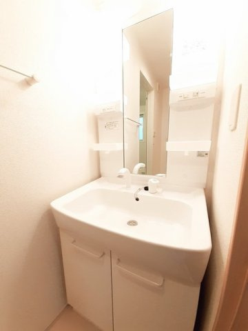 クレメント　スクエアＡの洗面所|明るい洗面所です