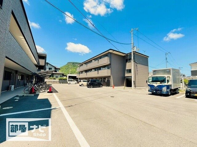 フォブールトロワやくりＢの駐車場