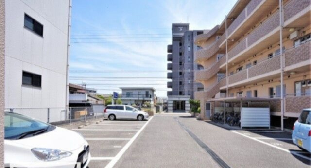 ロビイプライズの駐車場