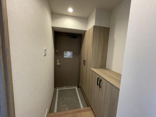 ダイアパレス宮西の玄関|収納力のある玄関は足元をいつも綺麗に保つことができ、お出かけ前の身だしなみチェックにも便利です。
