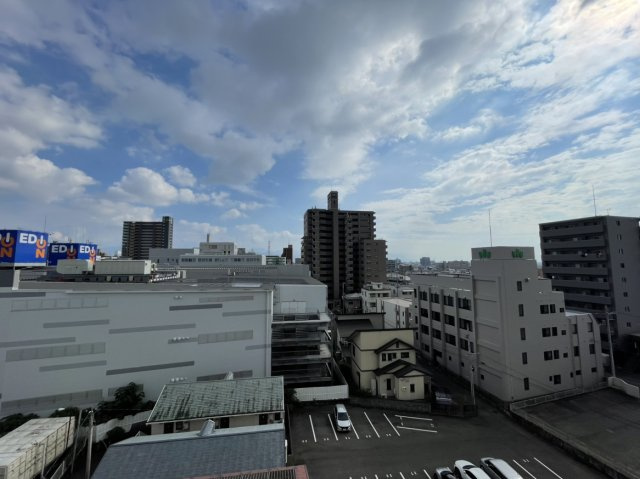 ダイアパレス宮西の展望|７階の角部屋から望む景色は遮るものが少なく、街並みを見渡せる開放的なパノラマビューが広がります。