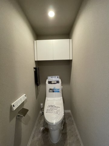 ダイアパレス宮西のトイレ|温水洗浄便座を完備した清潔感あふれるトイレで、白とグレーを基調とした落ち着いた内装が魅力的です。