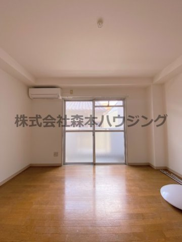 【洋室】 | 　ラ・ヴィアン・ローズ | ゆったりした洋室です