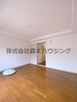 【洋室】 | 　ラ・ヴィアン・ローズ | 使い勝手のいい洋室です