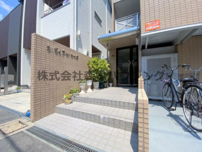 【エントランス】 | 　ラ・ヴィアン・ローズ | 落ち着いたエントランスです
