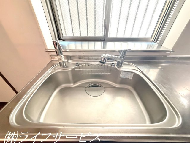 【キッチン】 | 西三国３丁目中古戸建 | キッチンシンク／浄水機能付水栓搭載