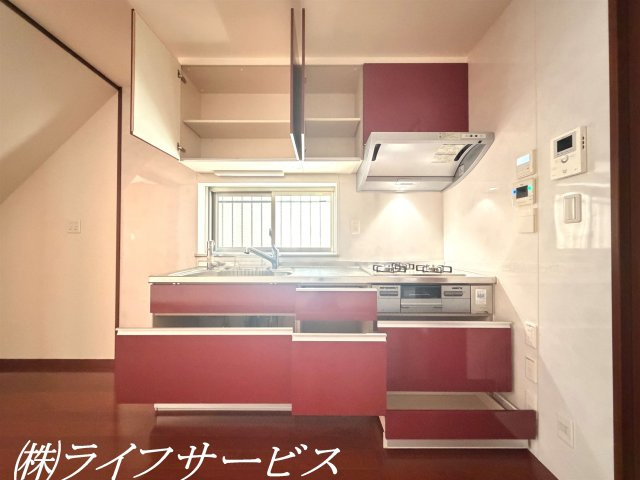 【キッチン】 | 西三国３丁目中古戸建 | 使い勝手の良い引き出し収納・上部収納有