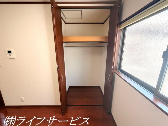 【収納】 | 西三国３丁目中古戸建 | 洋室6.1帖/クローゼット有