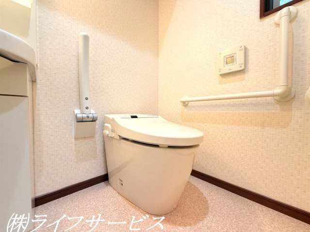 【トイレ】 | 西三国３丁目中古戸建 | １階温水洗浄便座付トイレはタンクレス！