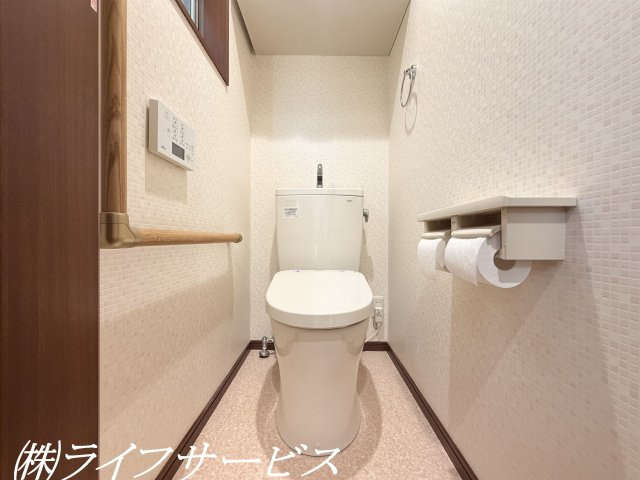 【トイレ】 | 西三国３丁目中古戸建 | ２階温水洗浄便座付トイレ