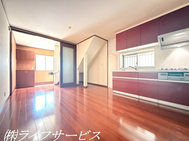 【居間・リビング】 | 西三国３丁目中古戸建 | ＬＤＫ12.8帖／リビングルームには床暖房あり