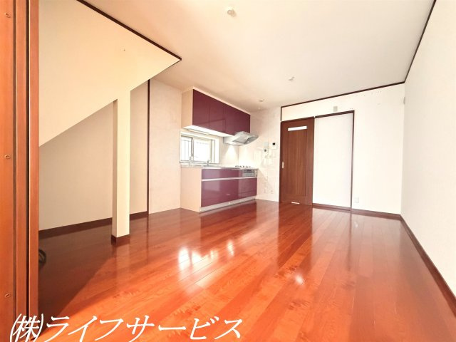 【居間・リビング】 | 西三国３丁目中古戸建 | ＬＤＫ12.8帖／リビングルームには床暖房あり