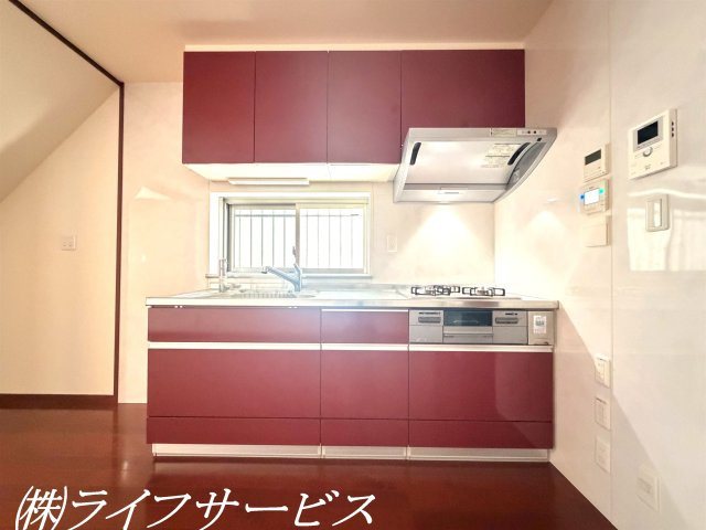 【キッチン】 | 西三国３丁目中古戸建 | システムキッチン／換気に便利な窓有