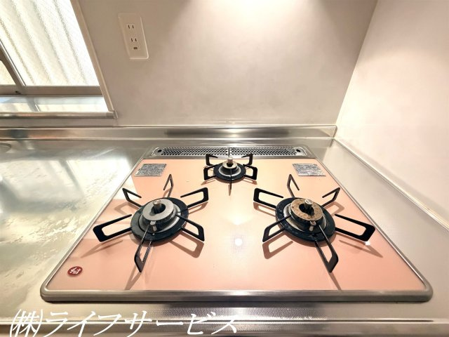 【キッチン】 | 西三国３丁目中古戸建 | グリル/３口ガスコンロでお料理も楽々