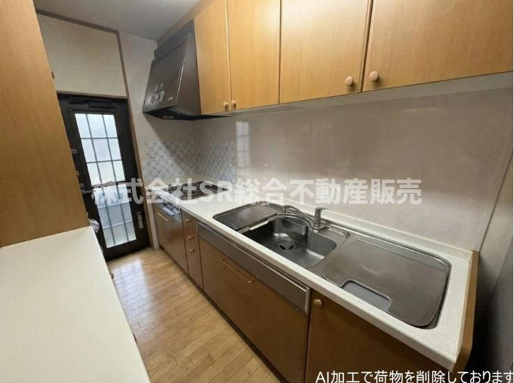 吉田本町3丁目中古戸建のキッチン|システムキッチンは3口コンロ、グリル付きで快適にお料理できます♪（室内写真は加工により家具等を消しています。）