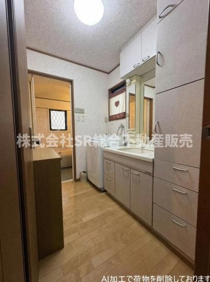 吉田本町3丁目中古戸建の脱衣所|室内洗濯機置場、独立洗面台のある使いやすい脱衣場です！（室内写真は加工により家具等を消しています。）