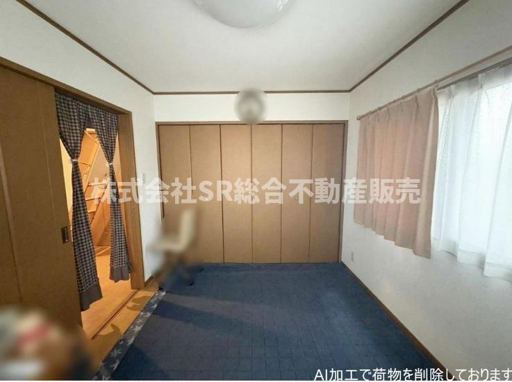吉田本町3丁目中古戸建の洋室|全室2面採光のお部屋で陽当たり良好です！（室内写真は加工により家具等を消しています。）