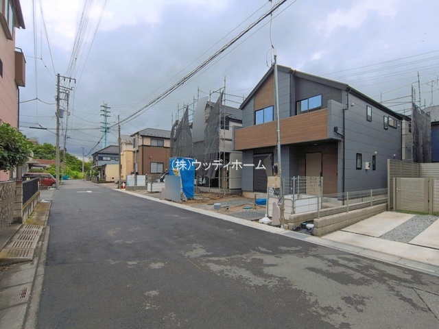 越谷市大泊1期　新築一戸建て　1号棟の前面道路含む現地写真