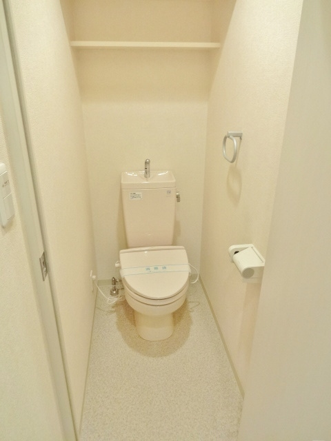 エルフレア三鷹のトイレ|奥行きのある広い空間のトイレは暖房便座付き