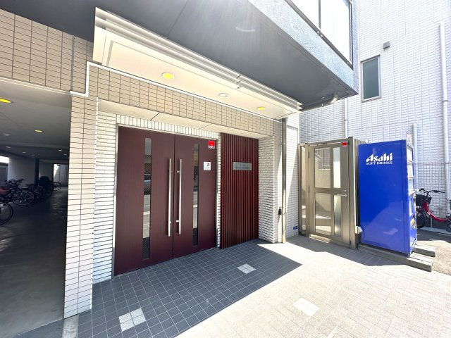 フォースター浅草今戸のエントランス|住まいの顔とも言えるエントランスは、控えめながらも上品な佇まい。季節の風を感じながら帰る道すがら、この場所が“わが家”である誇らしさが静かに胸を満たします。