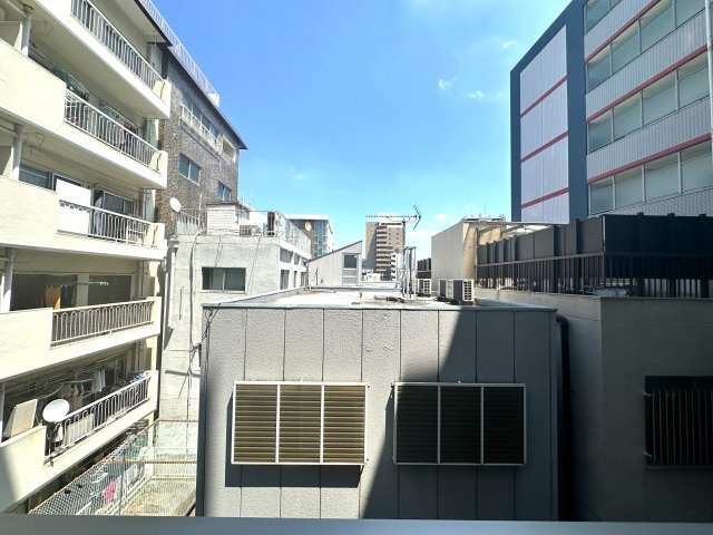 フォースター浅草今戸の展望|窓越しに広がる風景が、暮らしのリズムに優しく寄り添います。空の移ろい、そよぐ風、遠くの街灯りが日常に静かな豊かさと安らぎをもたらしてくれます。