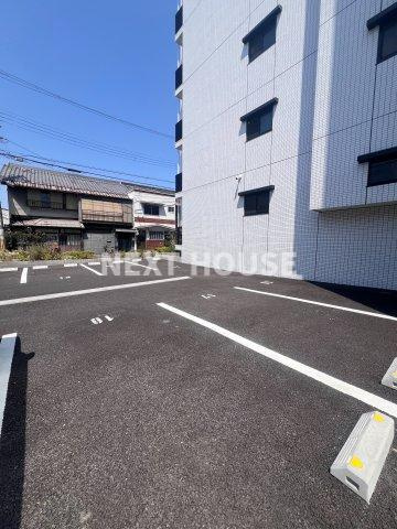 カウニス丸山通の駐車場